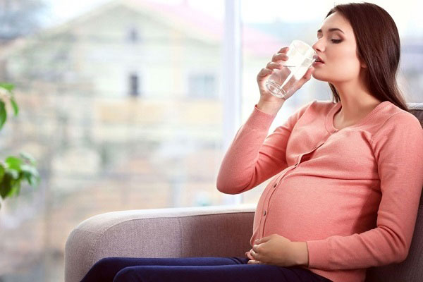 مصرف مایعات از ضروریات تغذیه در دوران بارداری